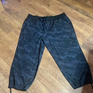 Athleta crop camo joggers waist 17 inseam 21 lightweight